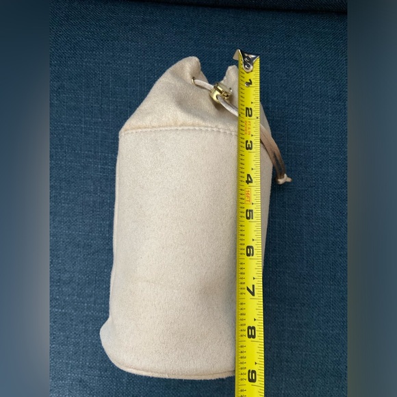 NWOT Bvlgari Travel Makeup Toiletries Organizer Drawstring Cream Cloth Gold Bag - Picture 8 of 11